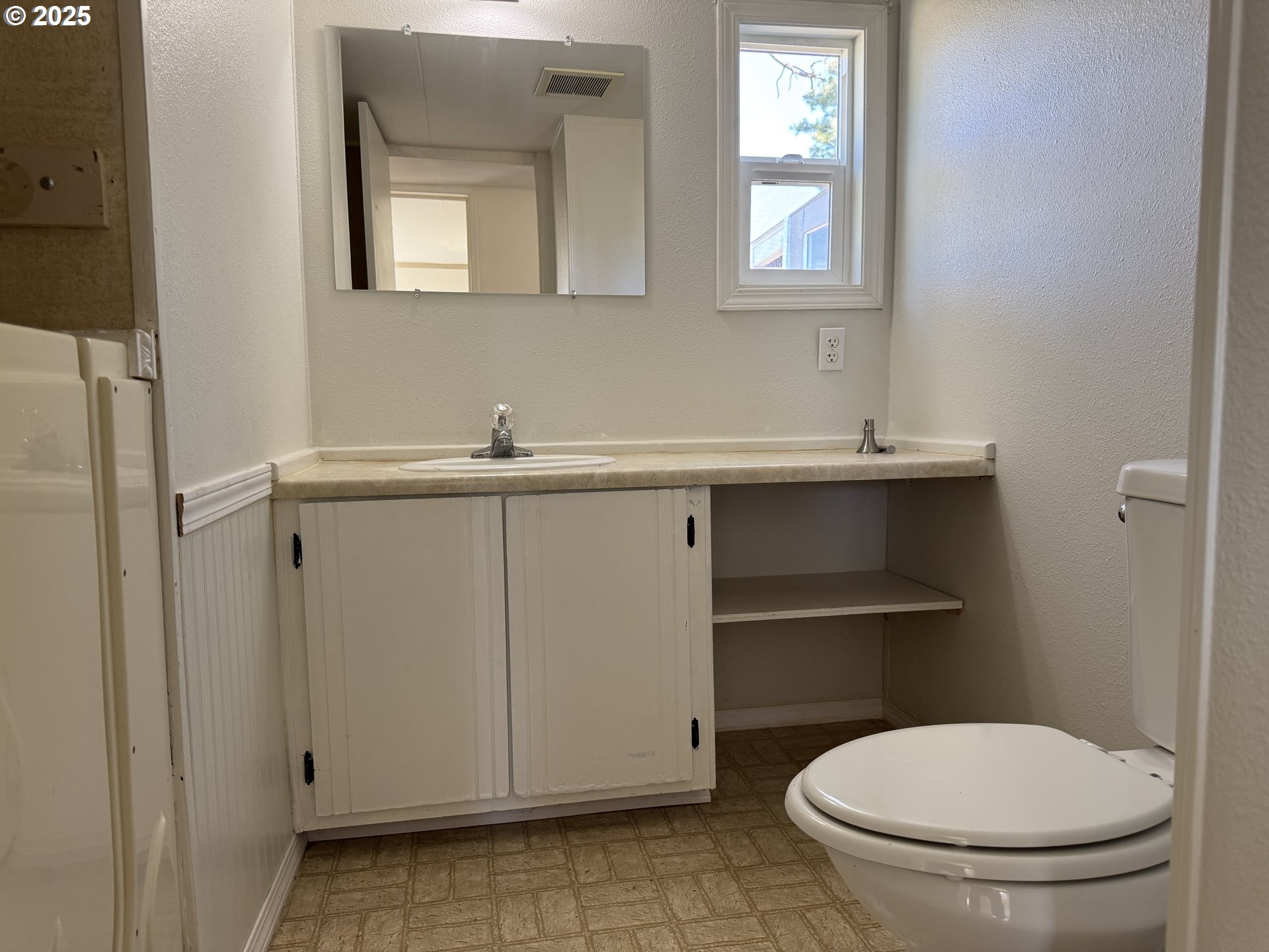 1924 Highway 97 Goldendale, WA 98620 - Photo 30 of 40 a bathroom with a toilet a sink and mirror