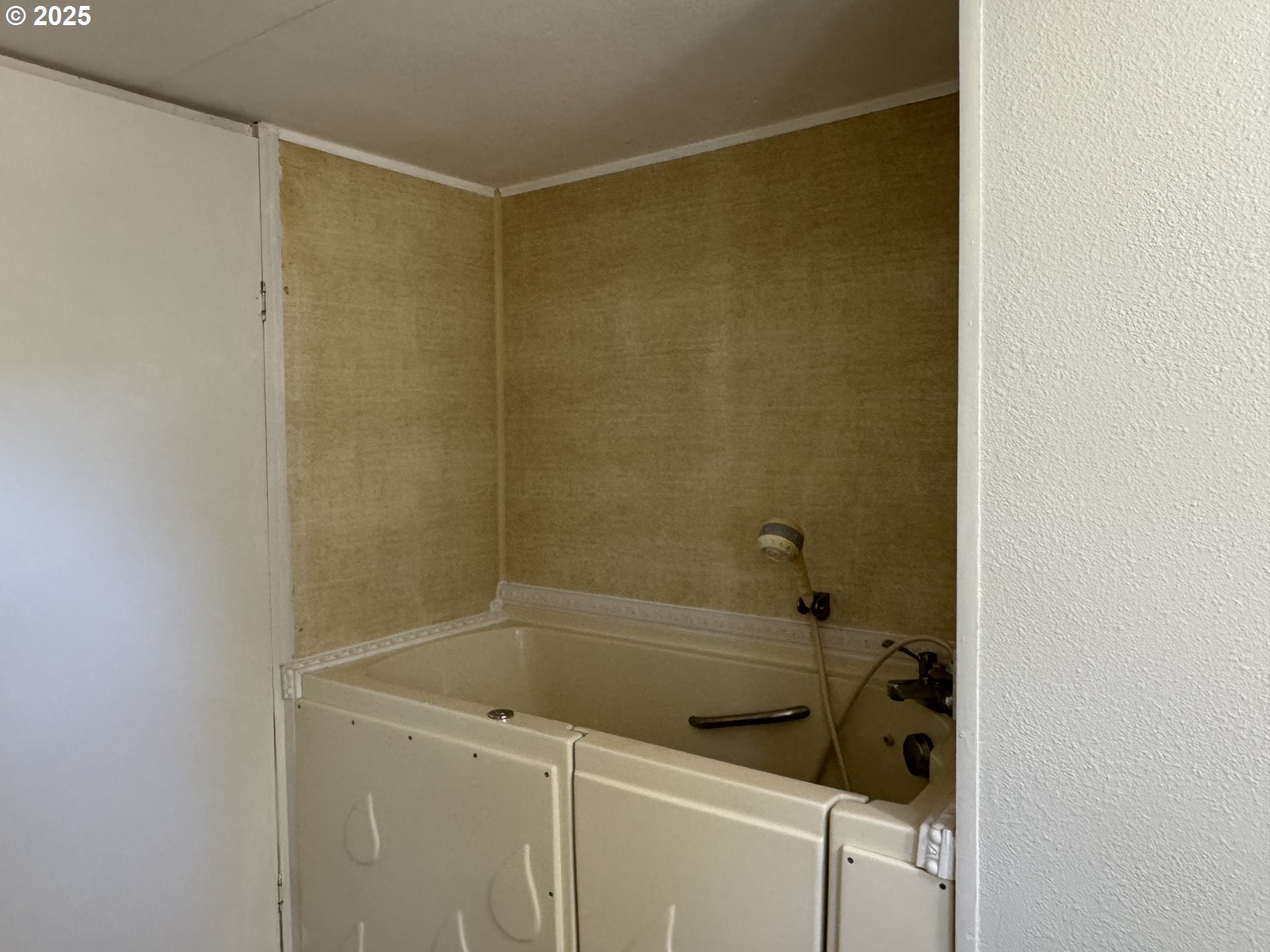 1924 Highway 97 Goldendale, WA 98620 - Photo 31 of 40 a bathroom with a shower and a sink