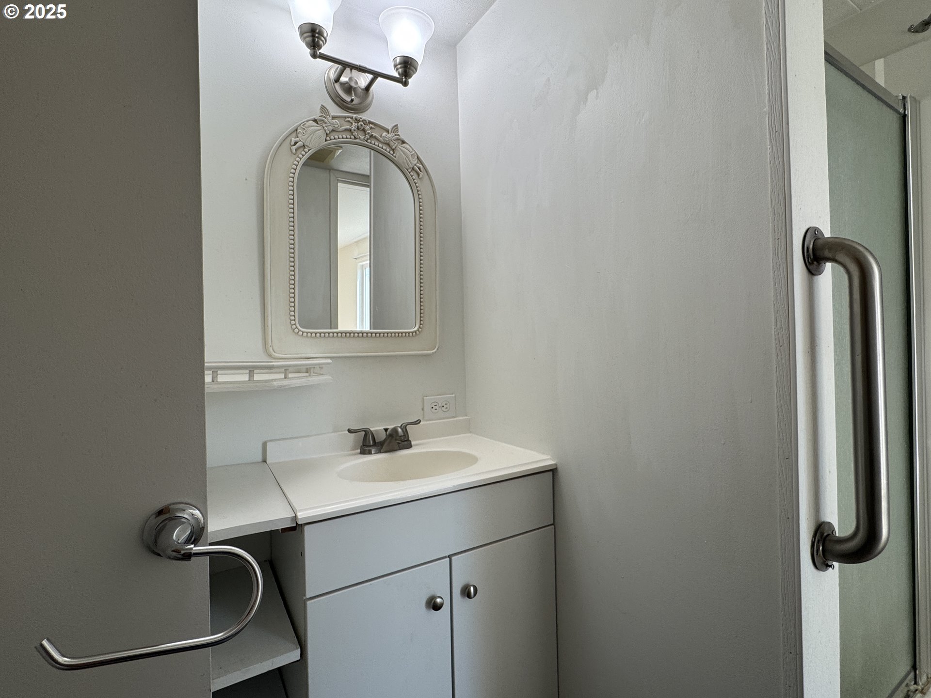 1924 Highway 97 Goldendale, WA 98620 - Photo 35 of 40 a bathroom with a sink and mirror