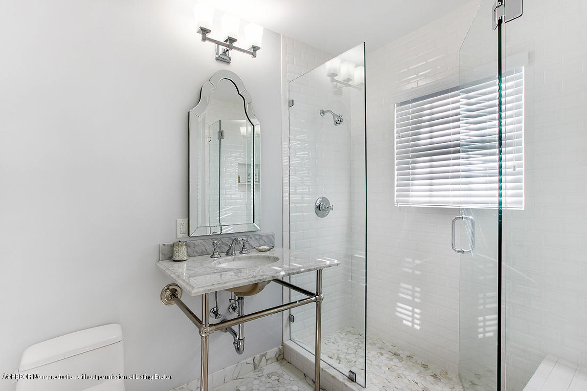 202 Garden Road Palm Beach, FL 33480 - Photo 38 of 76 38 Second Bathroom