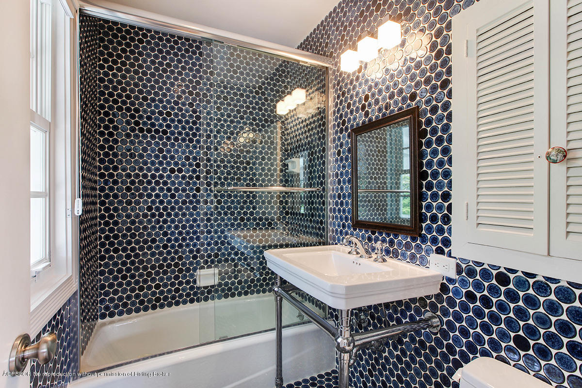 202 Garden Road Palm Beach, FL 33480 - Photo 47 of 76 47 Third Bathroom