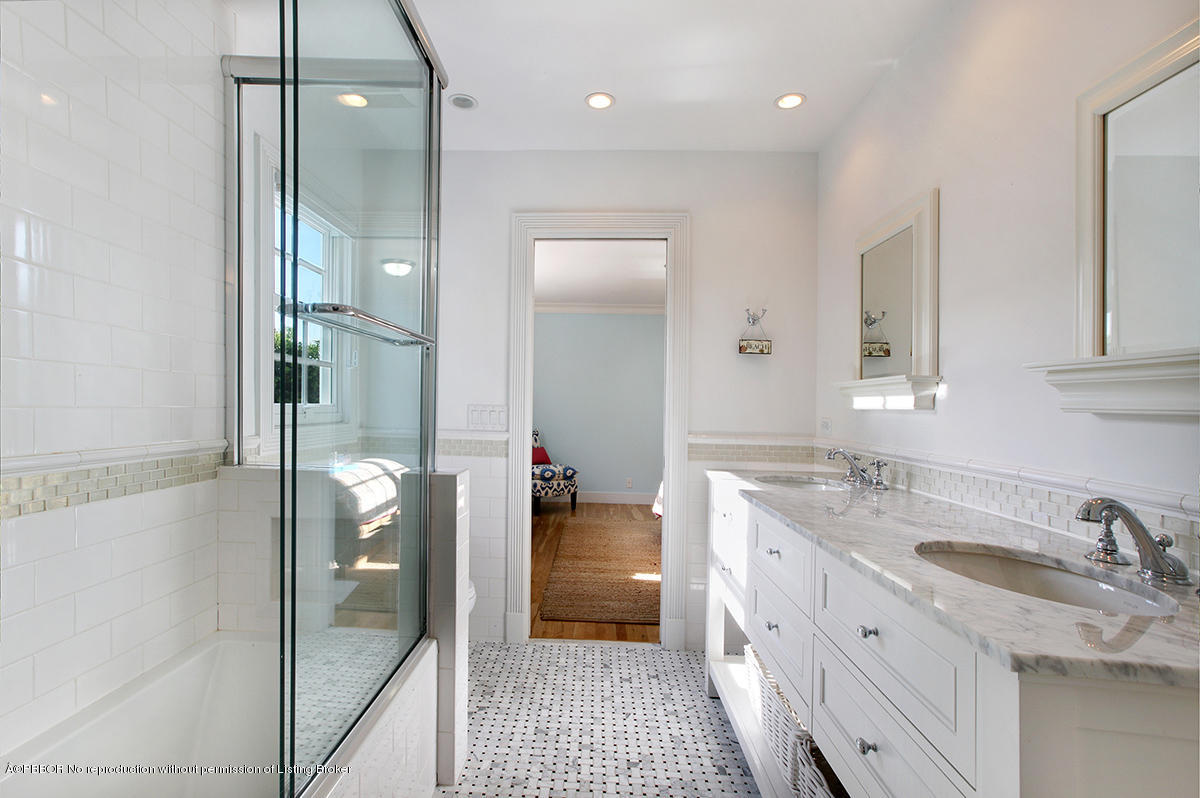 202 Garden Road Palm Beach, FL 33480 - Photo 50 of 76 50 Fourth Bathroom