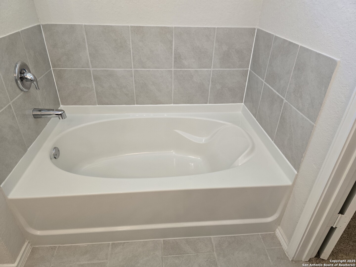 8207 Tortoise Trail Converse, TX 78109 - Photo 18 of 30 a bathroom with a bathtub