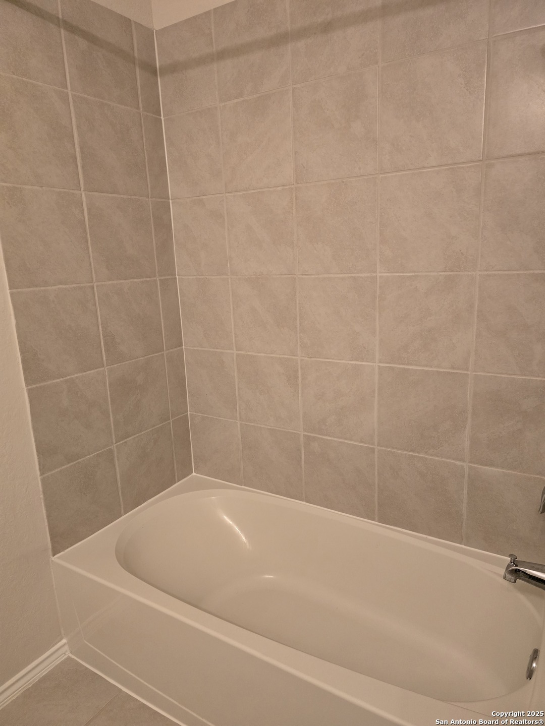 8207 Tortoise Trail Converse, TX 78109 - Photo 8 of 30 a bathroom with a bathtub