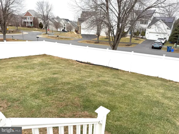 a view of a yard with a house