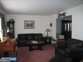 813 Cherry Tree Road Aston, PA 19014 - Photo 3 of 6 Living Room