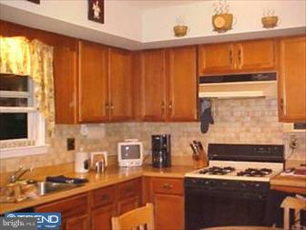 813 Cherry Tree Road Aston, PA 19014 - Photo 4 of 6 Kitchen
