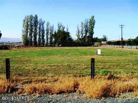 Nna Duffield Road East Moxee, WA 98936 - Photo 1 of 2 a view of a garden with an outdoor space
