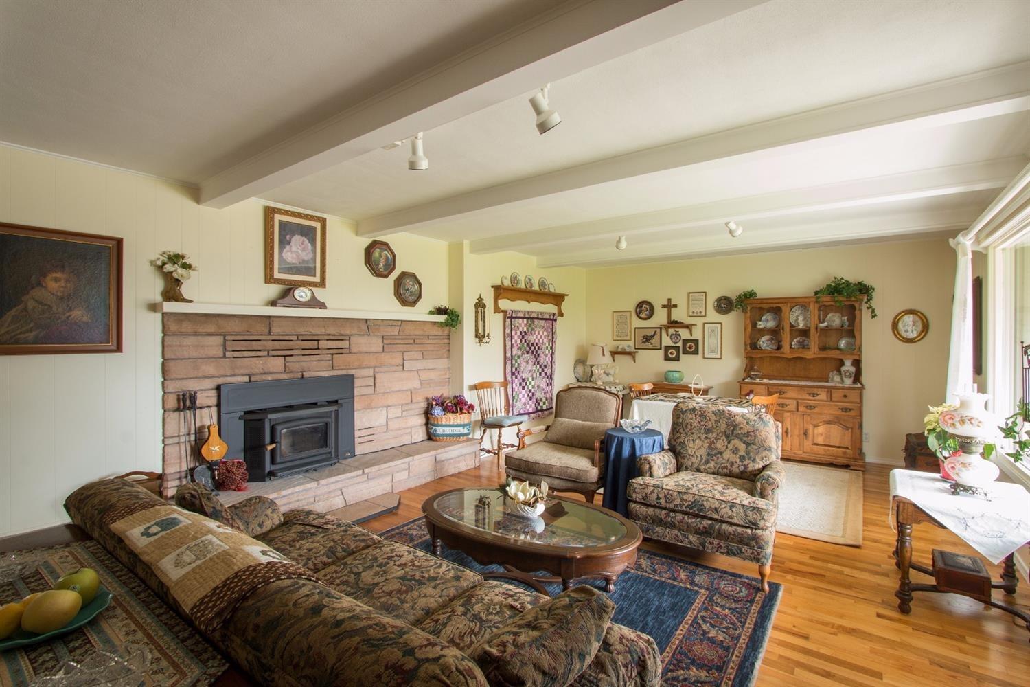 3329 Freeland Road Central Point, OR 97502 - Photo 5 of 25 Living Room with hardwood floors, Certif