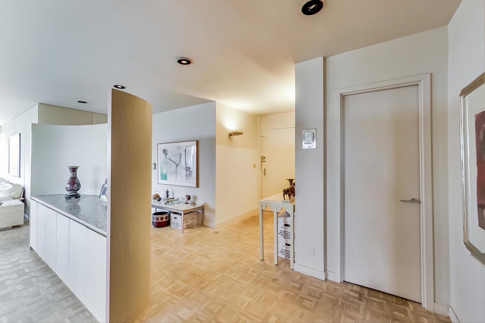 2800 North Lake Shore Drive, Unit 4216 Chicago, IL 60657 - Photo 13 of 29 a view of a living room