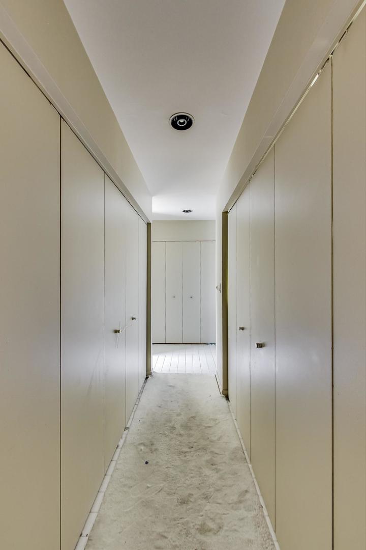 2800 North Lake Shore Drive, Unit 4216 Chicago, IL 60657 - Photo 24 of 29 a view of a hallway