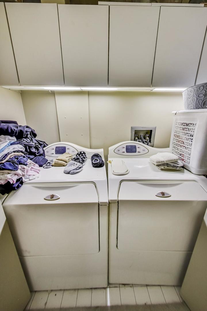 2800 North Lake Shore Drive, Unit 4216 Chicago, IL 60657 - Photo 25 of 29 a close view of sink