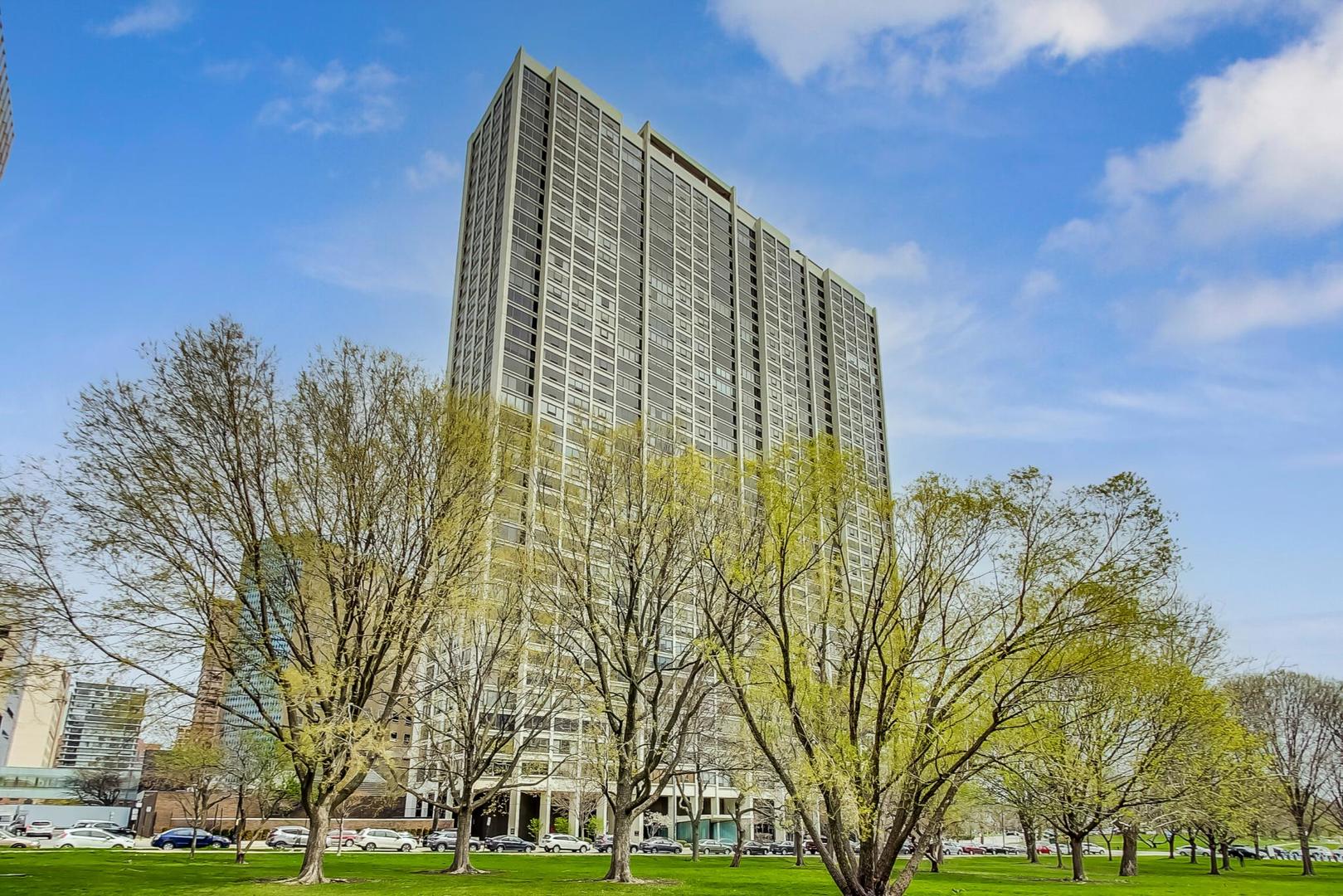 2800 North Lake Shore Drive, Unit 4216 Chicago, IL 60657 - Photo 28 of 29 a view of a large building