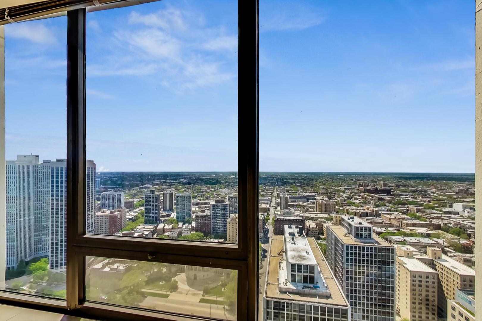 2800 North Lake Shore Drive, Unit 4216 Chicago, IL 60657 - Photo 6 of 29 a view of a balcony with city view