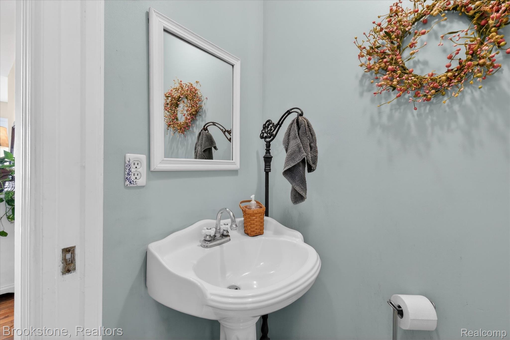 9455 Andersonville Road Clarkston, MI 48346 - Photo 22 of 82 Half Bathroom on First Floor