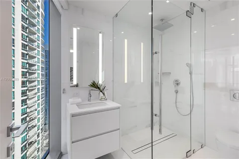 $3,590,000 | 300 Biscayne Blvd Way, Unit 2802, Miami, FL 33131