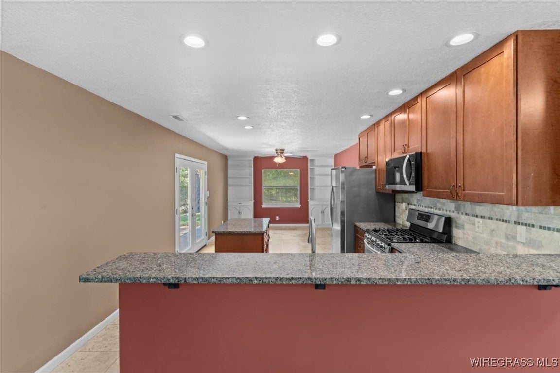 672 East Roy Parker Road Ozark, AL 36360 - Photo 7 of 28 Kitchen-Granite countertops.