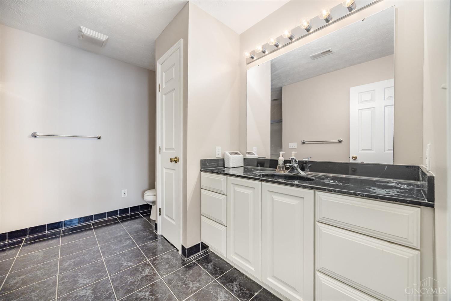 3363 Diehl Road, Unit 27 Cincinnati, OH 45211 - Photo 8 of 18 Gallery Image 8