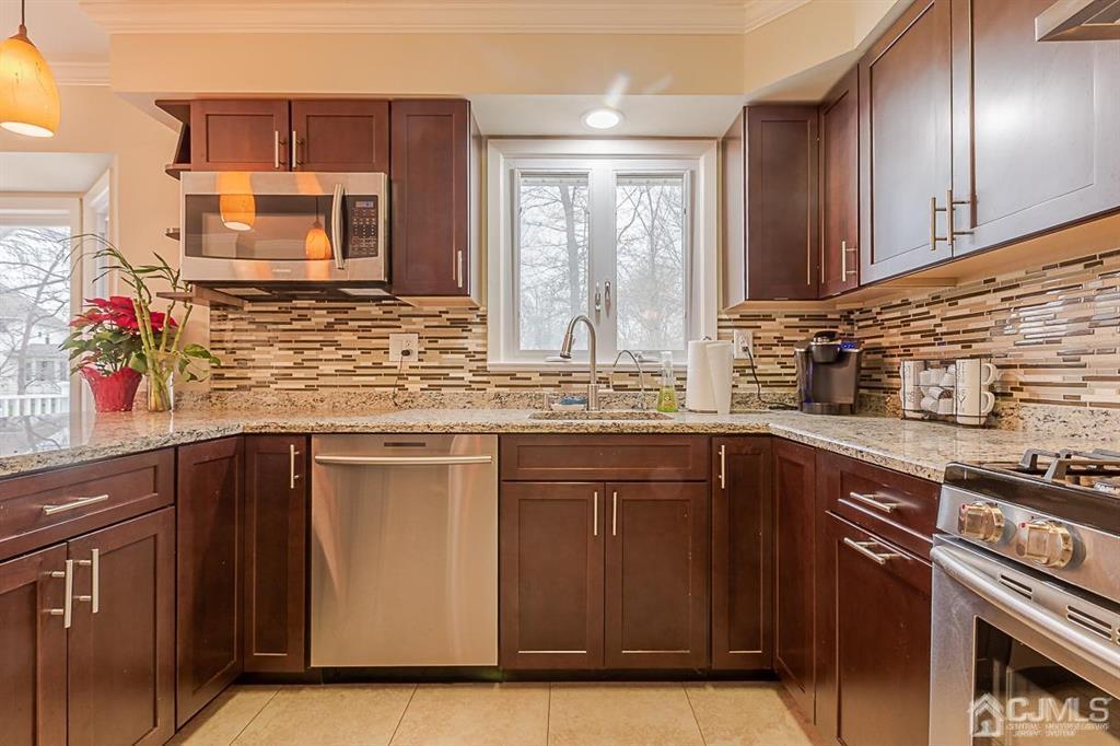 41 Woodmere Road North Brunswick, NJ 08902 - Photo 6 of 33 Gallery Image 6