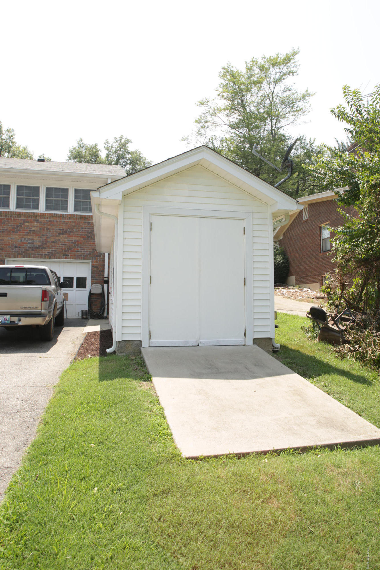 8409 Fox Ridge Court Louisville, KY 40272 - Photo 29 of 30 U05A3536