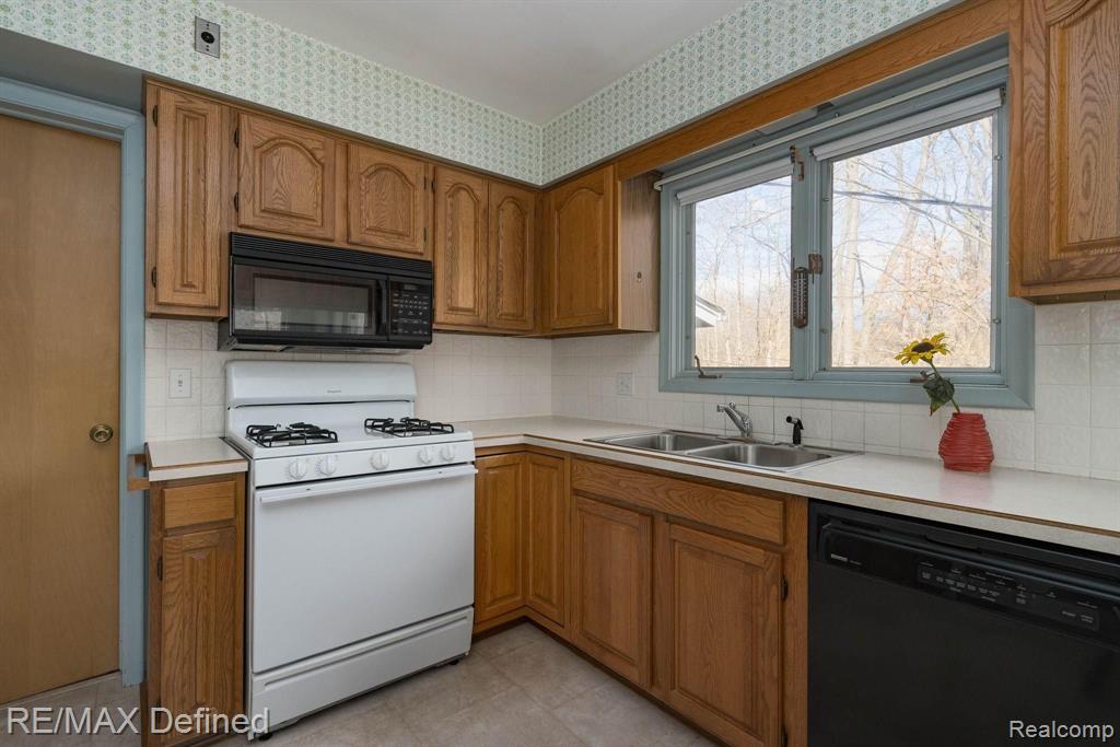 6045 Ronnoco Road Rochester Hills, MI 48306 - Photo 14 of 40