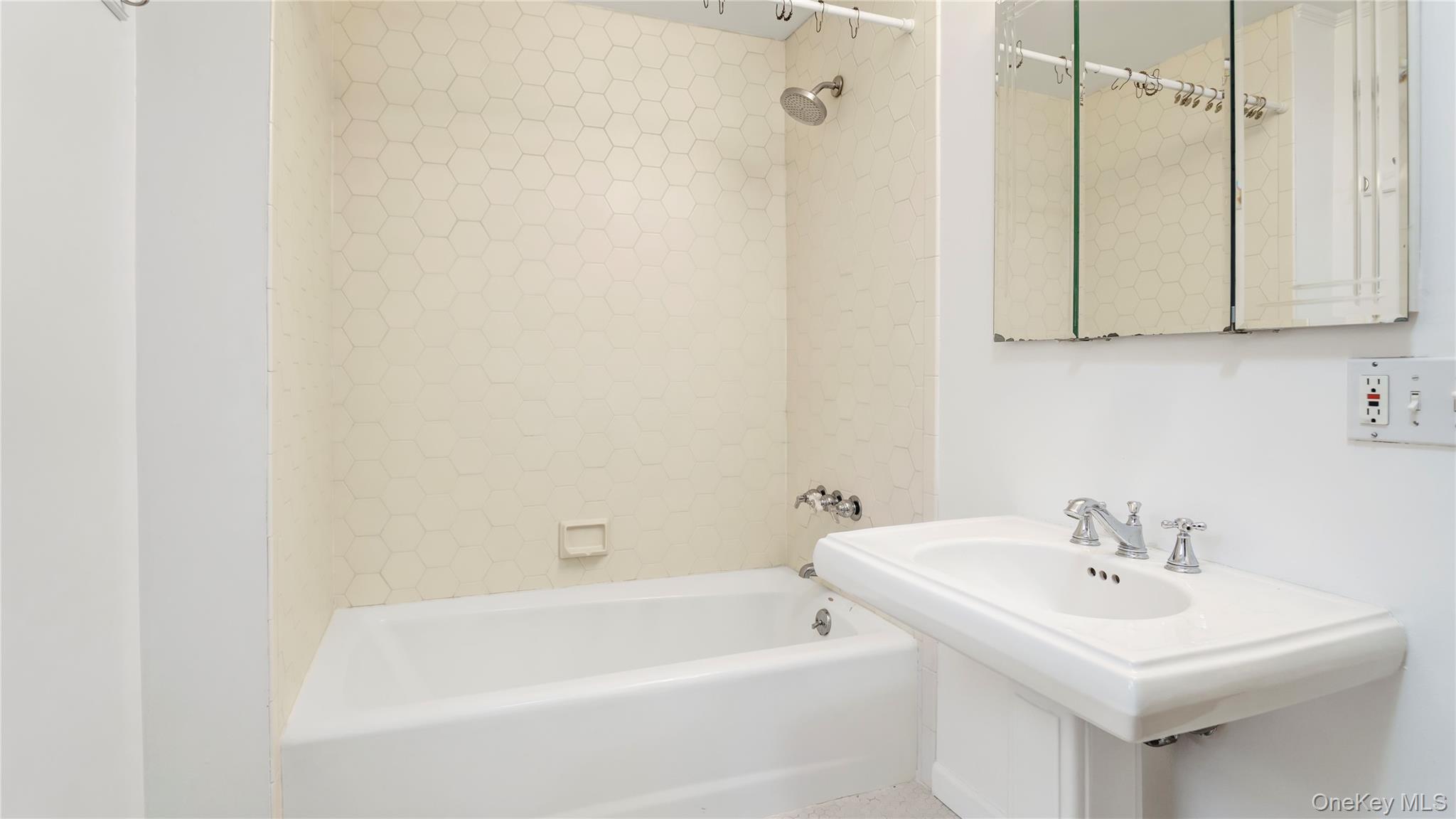 113 Buckram Road Locust Valley, NY 11560 - Photo 13 of 20 Full Bath