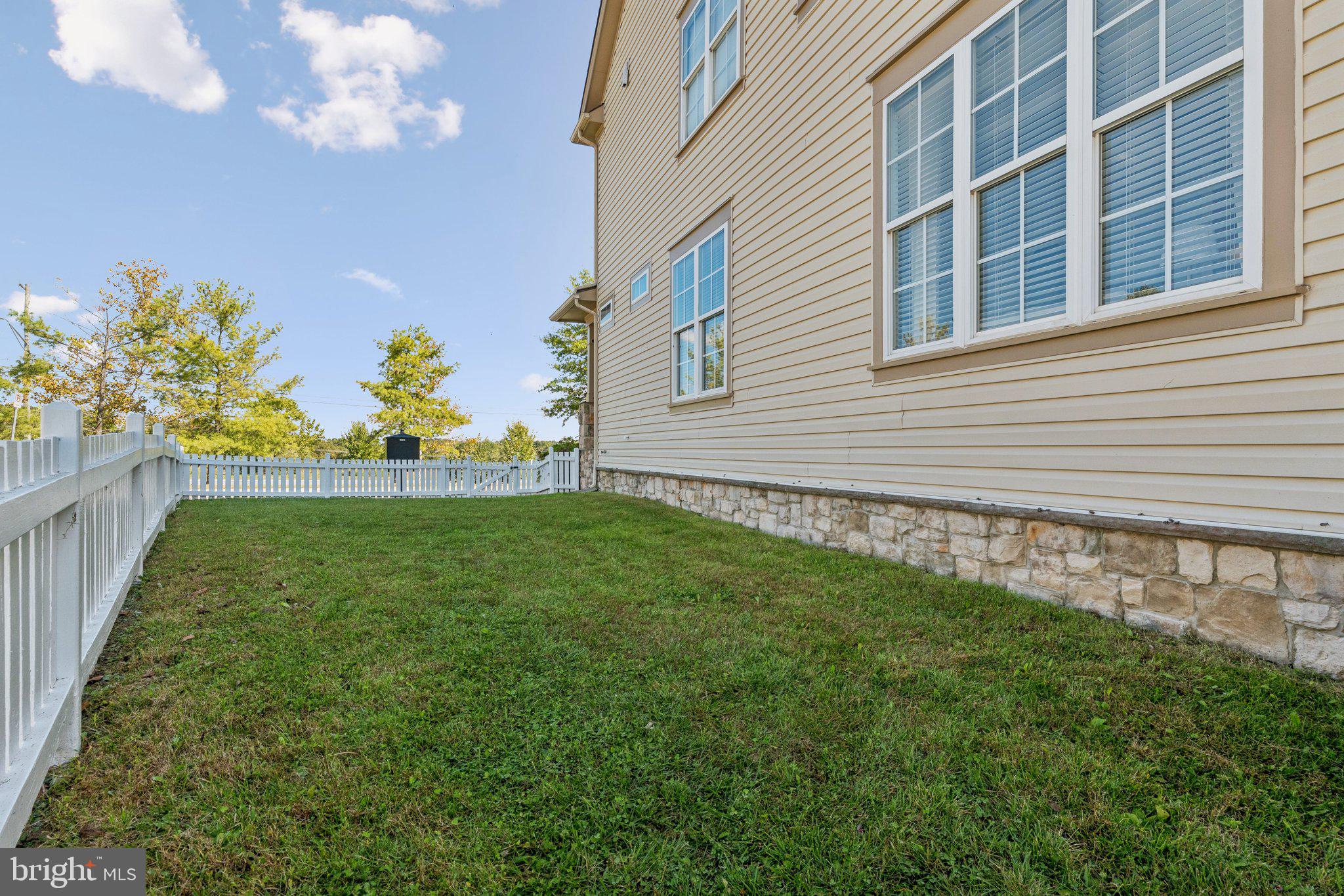 23710 Grapevine Ridge Terrace Clarksburg, MD 20871 - Photo 44 of 49 Beautiful side yard in warmer weather