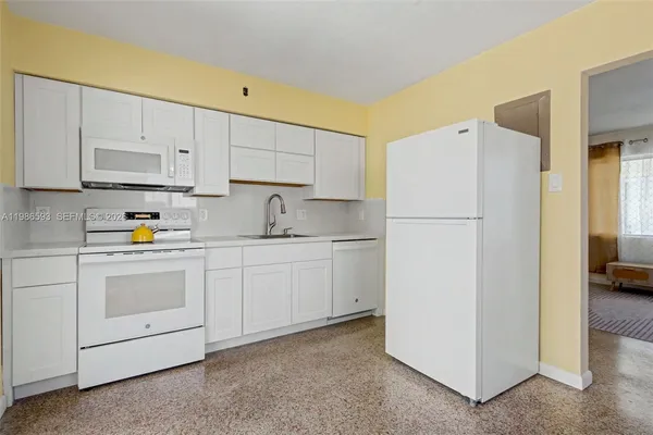 $2,800 | 616 Northwest 3rd Court, Hallandale Beach, FL 33009