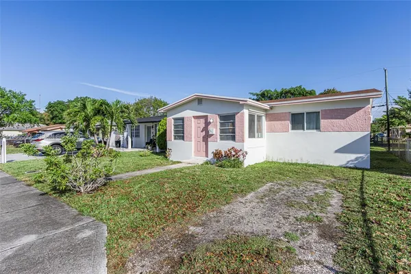 $2,800 | 616 Northwest 3rd Court, Hallandale Beach, FL 33009