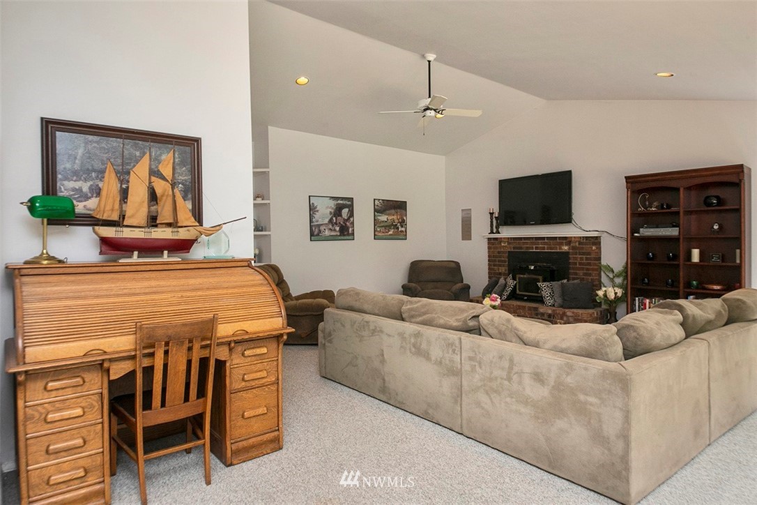 4288 Deer Lake Road Clinton, WA 98236 - Photo 8 of 38 Gallery Image 8