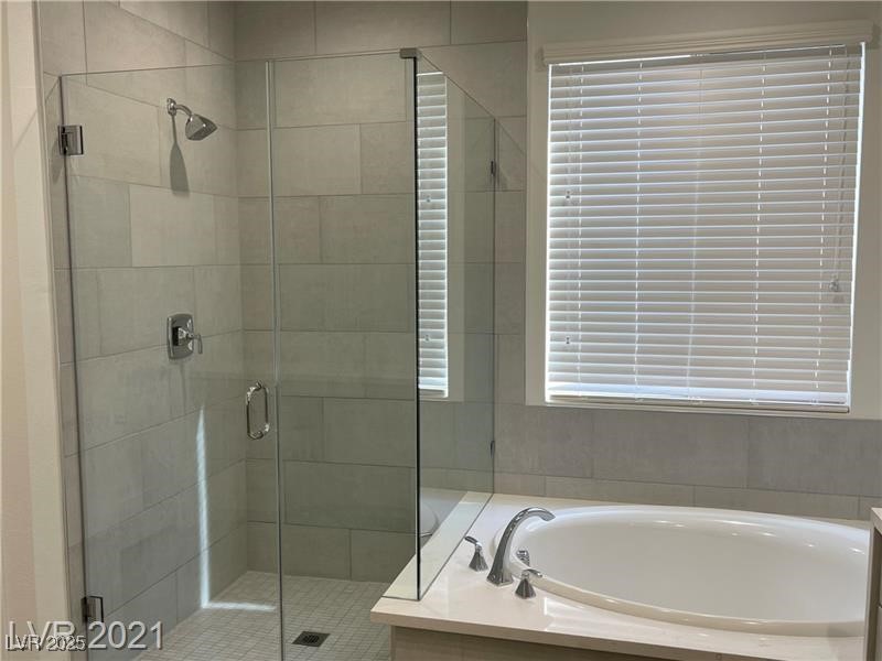 6632 Rashelda Court Las Vegas, NV 89130 - Photo 18 of 27 Tub and shower at primary bathroom