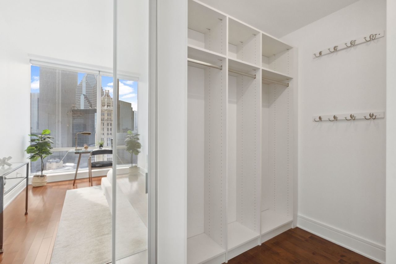 401 North Wabash Avenue, Unit 30I Chicago, IL 60611 - Photo 22 of 49 a dining room with wooden floor and a glass door shower