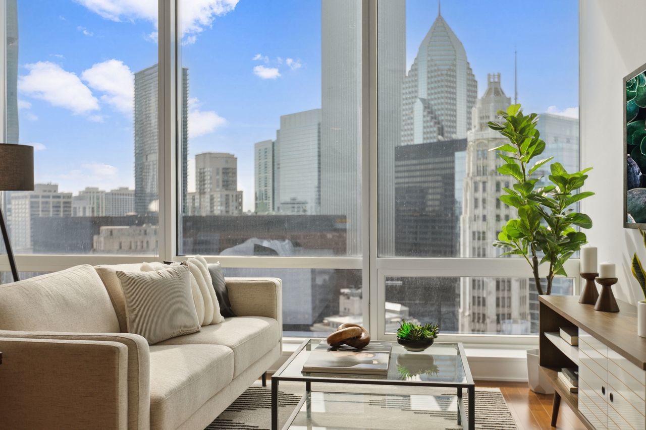 401 North Wabash Avenue, Unit 30I Chicago, IL 60611 - Photo 7 of 49 a living room with furniture and a potted plant