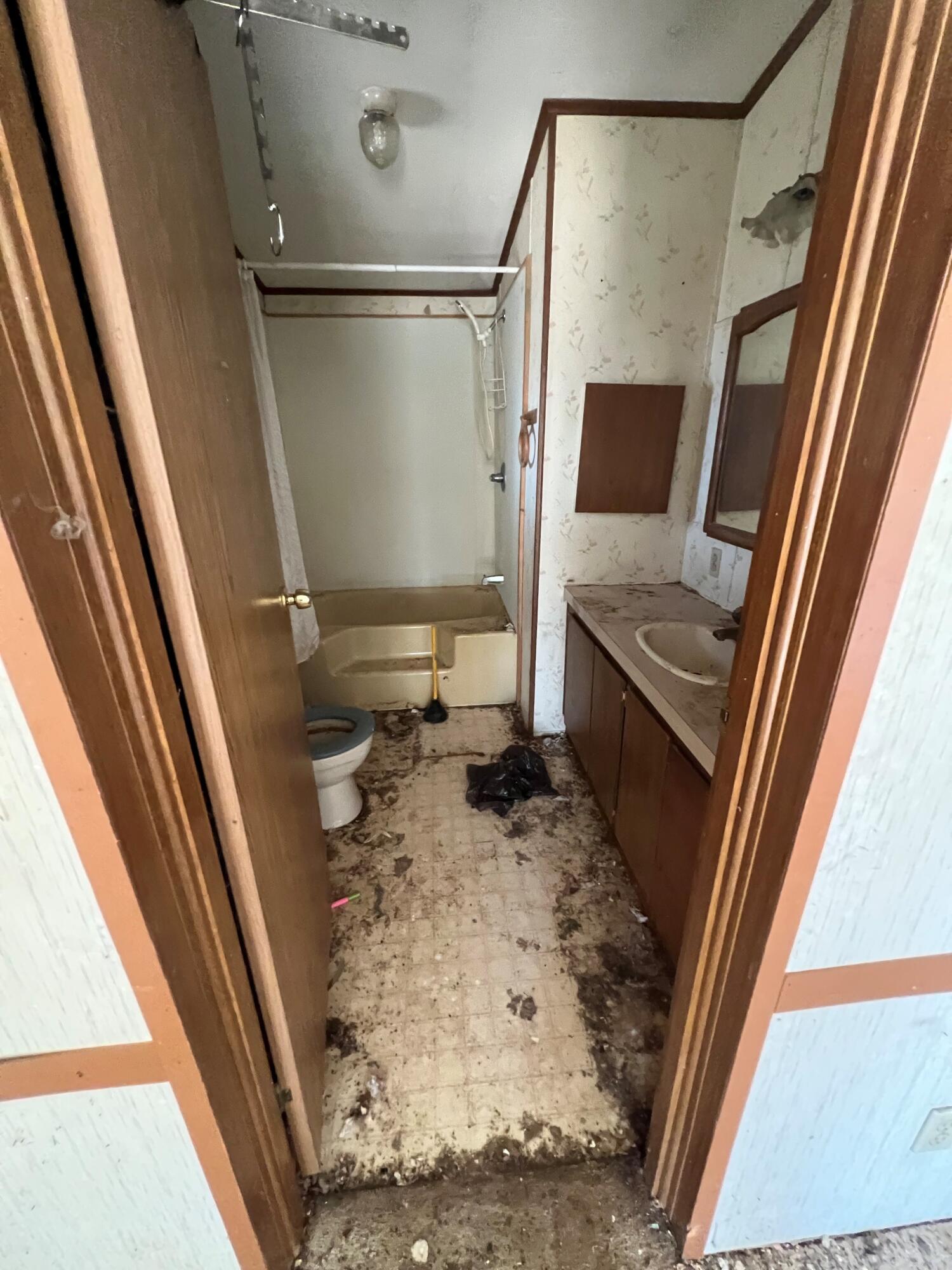 8150 Bunn Road Bonanza, OR 97623 - Photo 12 of 25 Primary Bathroom