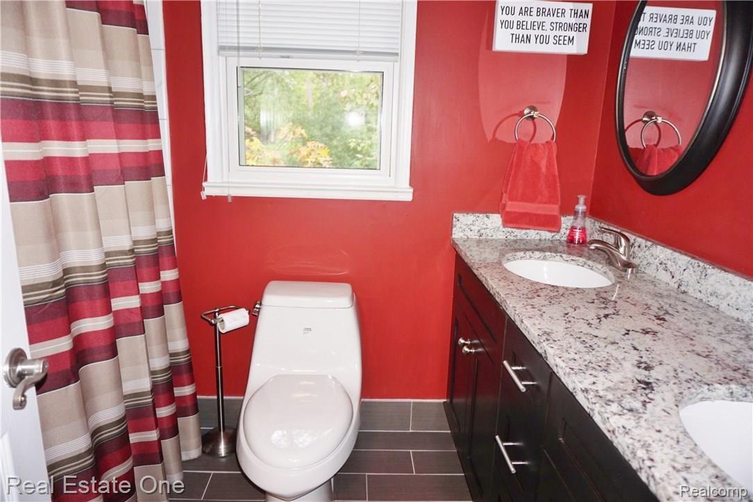 1620 Oakstone Drive Rochester, MI 48309 - Photo 20 of 32 DSC04223.JPG