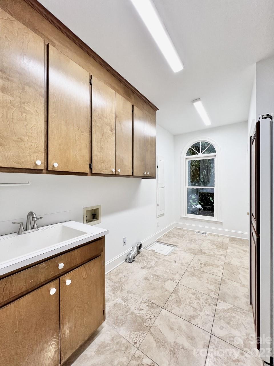 5614 Laurium Road Charlotte, NC 28226 - Photo 37 of 40 a bathroom with a sink and a mirror