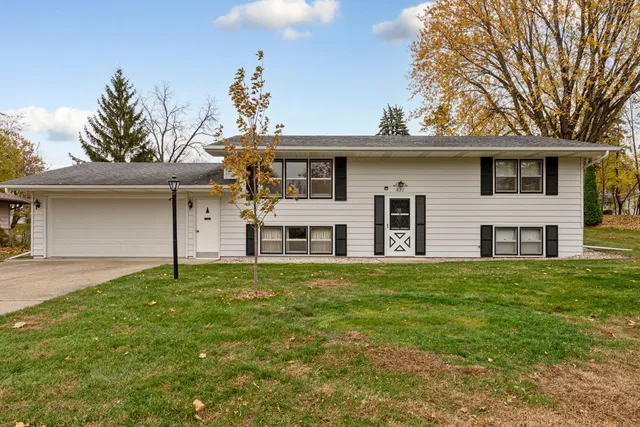 $289,900 | 821 Valley View Road, Faribault, MN 55021