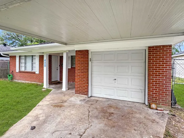 $1,600 | 428 South 37th Street, Nederland, TX 77627