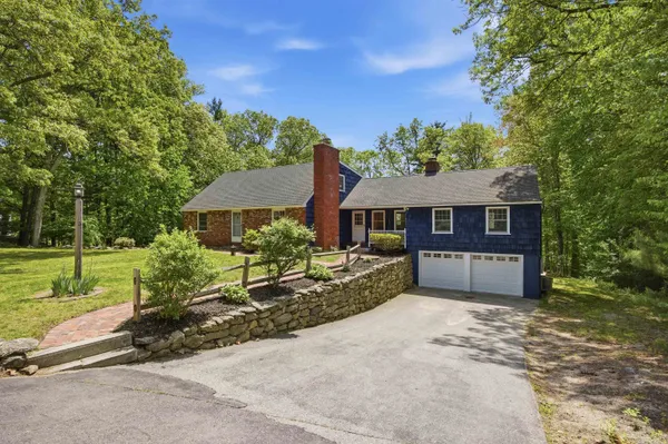 $875,000 | 5 Pinecrest Circle, Bedford, NH 03110