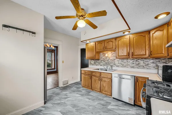 $140,000 | 655 North Cherry Street, Galesburg, IL 61401