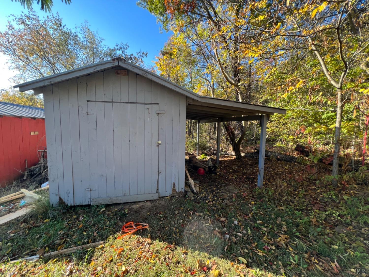 417 Jasper Wood Road Hurt, VA 24563 - Photo 27 of 36 a backyard of a house with wooden fence