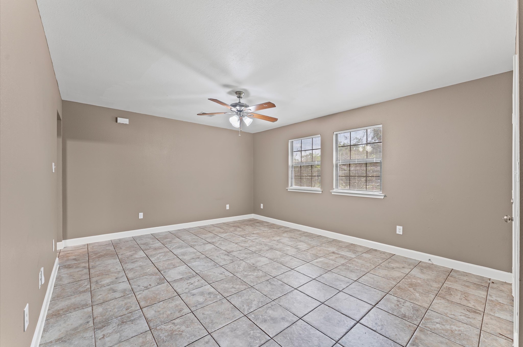 5107 Gren Street Houston, TX 77021 - Photo 20 of 26 a view of an empty room with windows