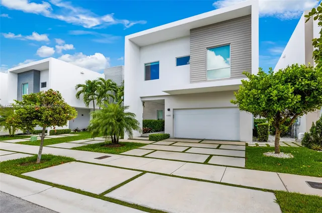 $2,050,000 | 10580 Northwest 67th Terrace, Doral, FL 33178
