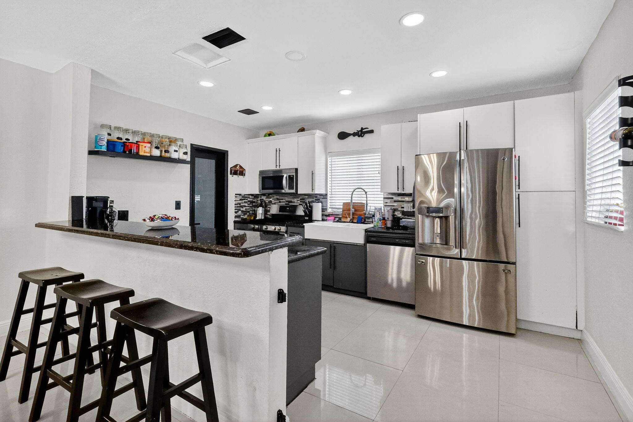 6120 Northwest 110th Terrace Hialeah, FL 33012 - Photo 10 of 64 11-web-or-mls-8H3A1661
