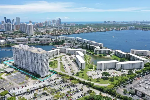 a picture of city view with lake view