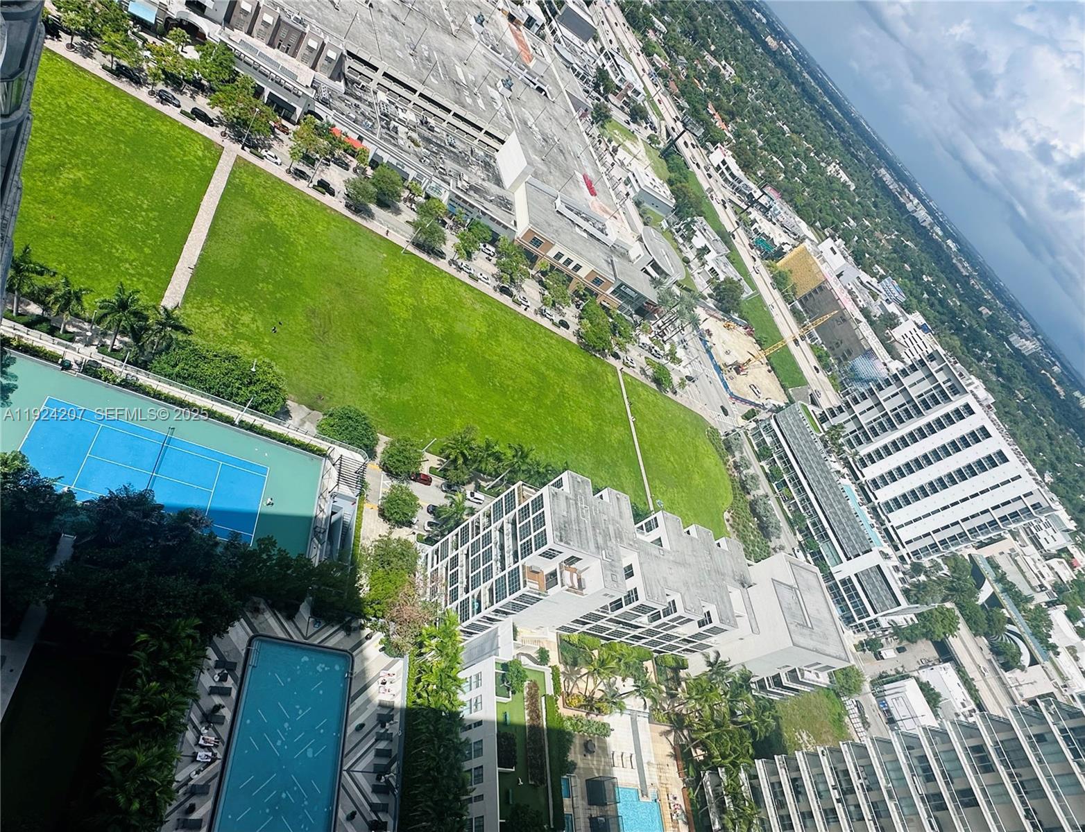 121 Northeast 34th Street, Unit 3014 Miami, FL 33137 - Photo 50 of 54 a view of yard