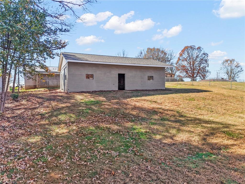 252 Pilotview Loop Madison, NC 27025 - Photo 4 of 29