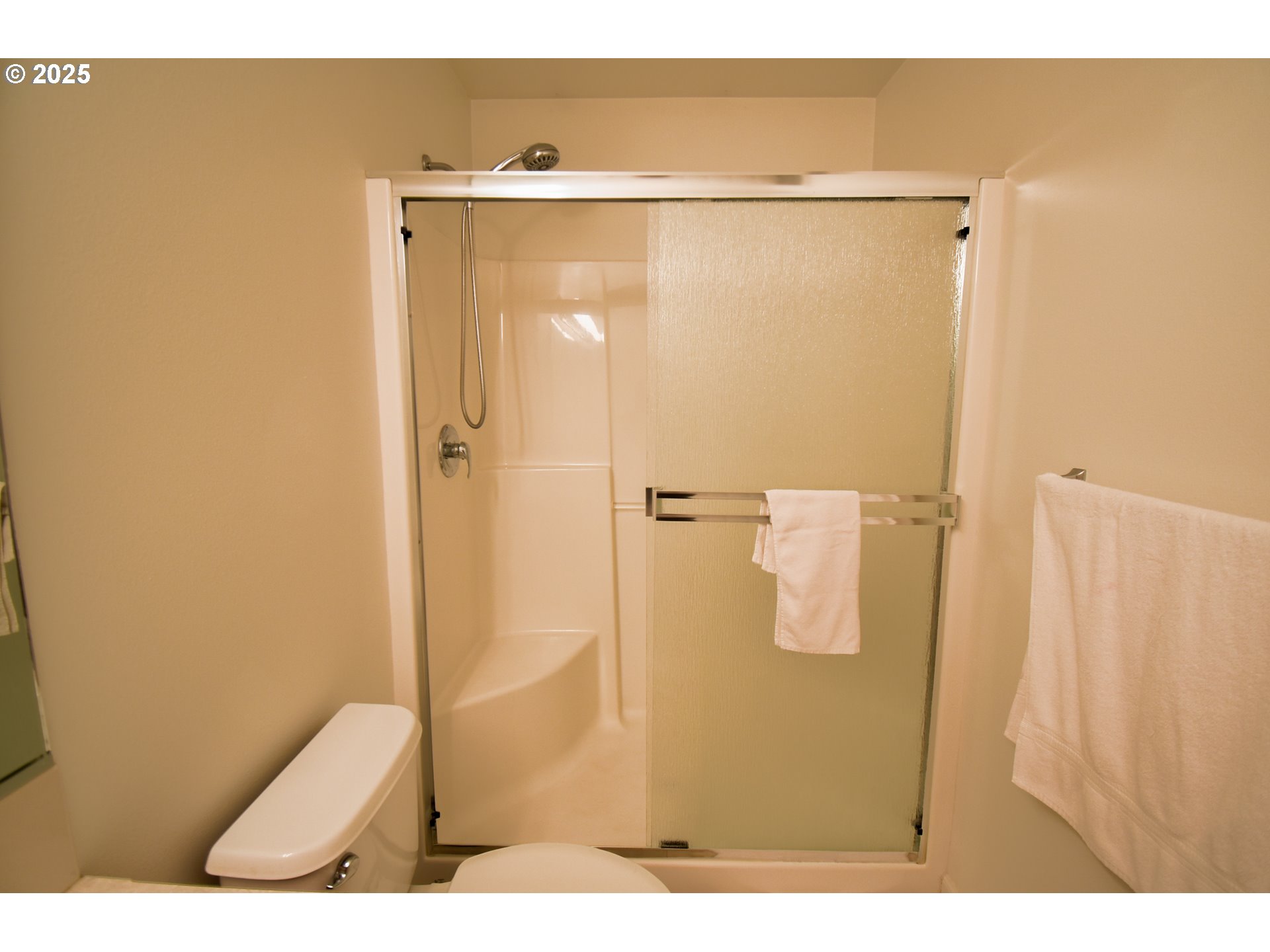 45 Katani Lane Cascade Locks, OR 97014 - Photo 12 of 28 a bathroom with a shower