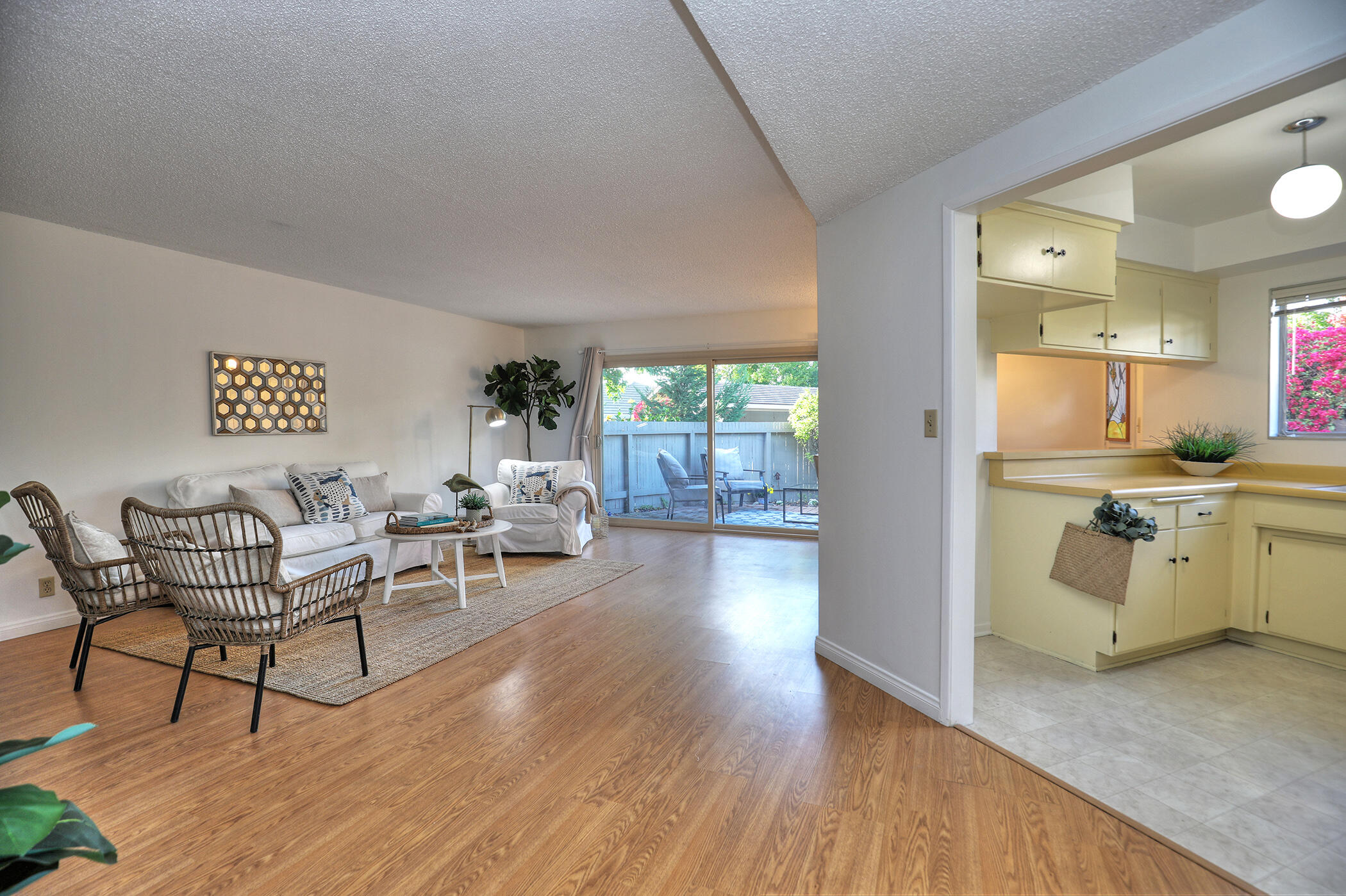 5808 Encina Road, Unit 1 Goleta, CA 93117 - Photo 4 of 23 Living room