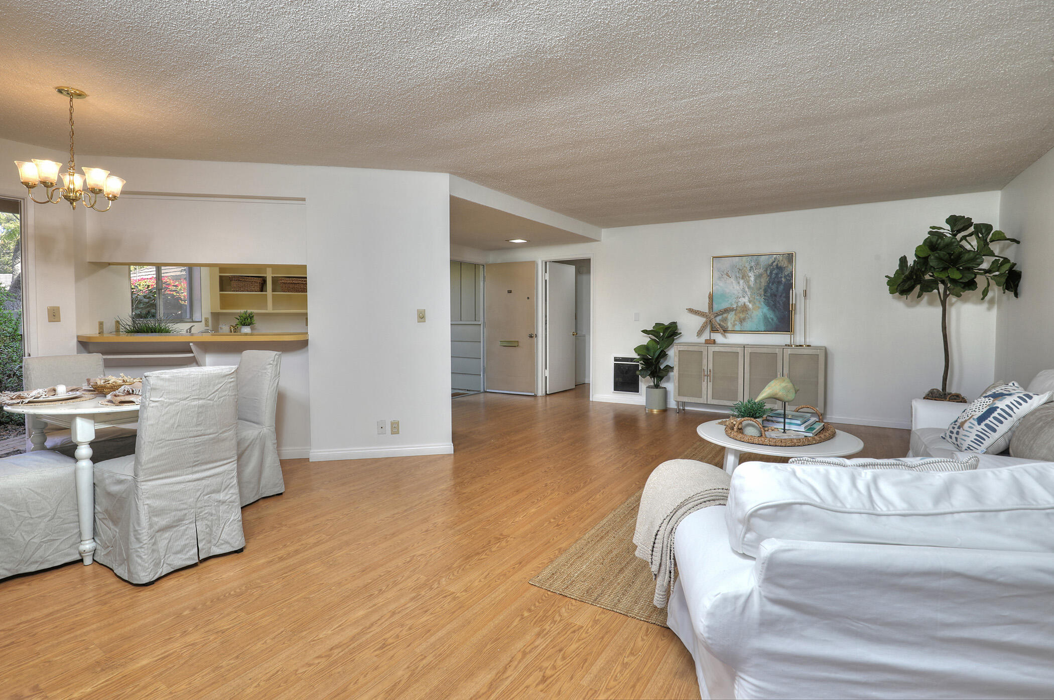 5808 Encina Road, Unit 1 Goleta, CA 93117 - Photo 7 of 23 Living room